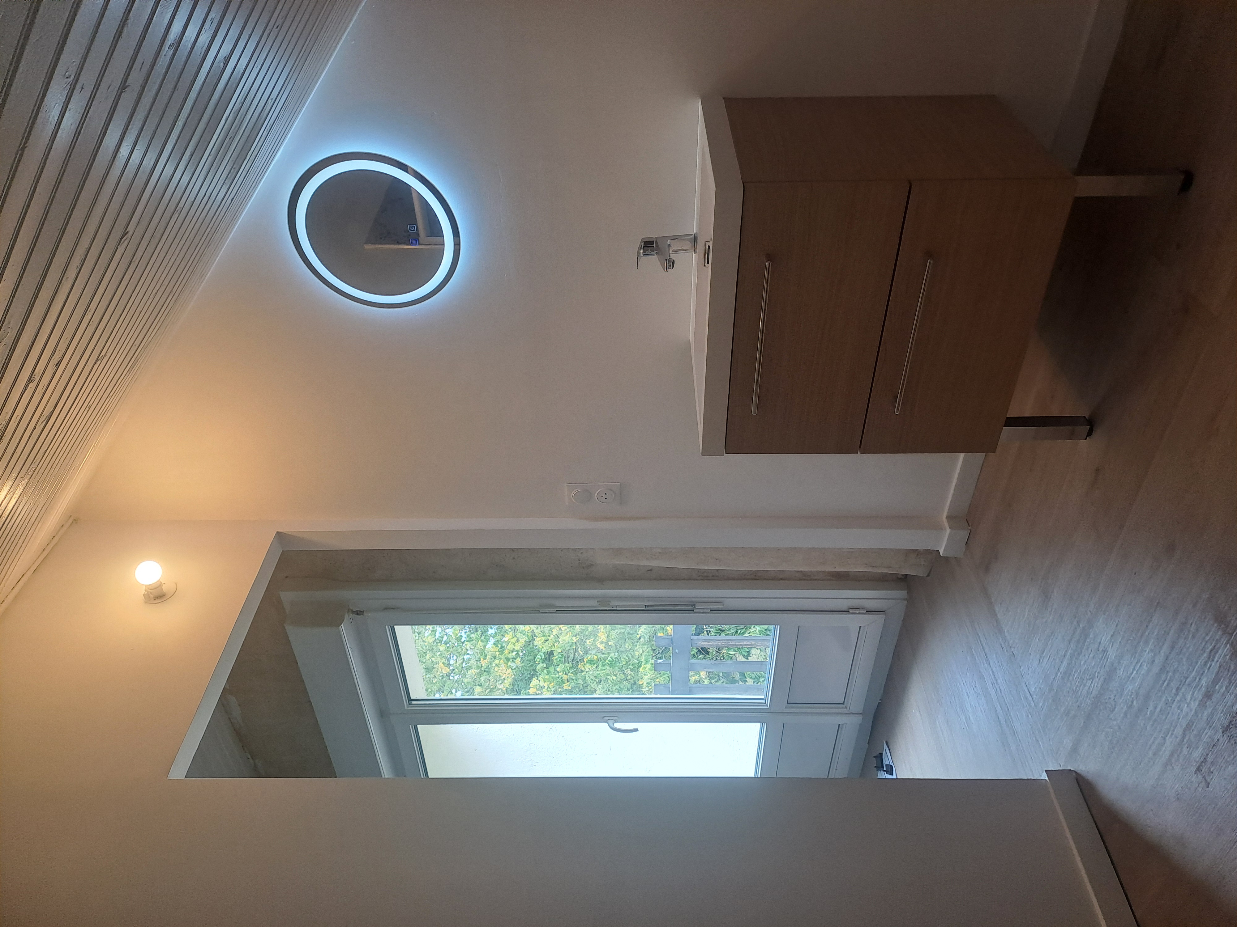 Salon lumineux avec grande fenêtre